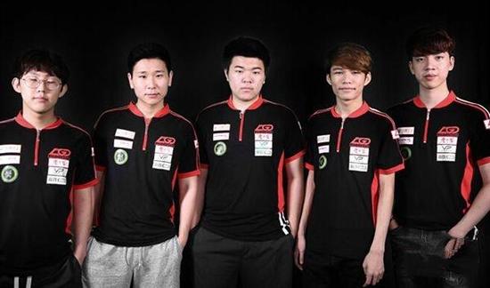 波媒：莱万与巴萨均未确定是否续约，将等到明年再做决定